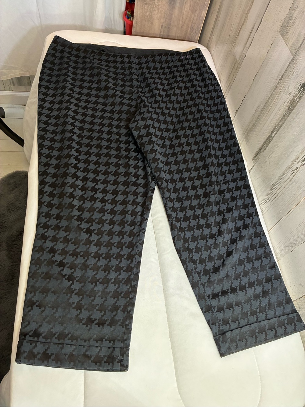 Lane Bryant Black and Gray Houndstooth women’s Sz 20 Pants